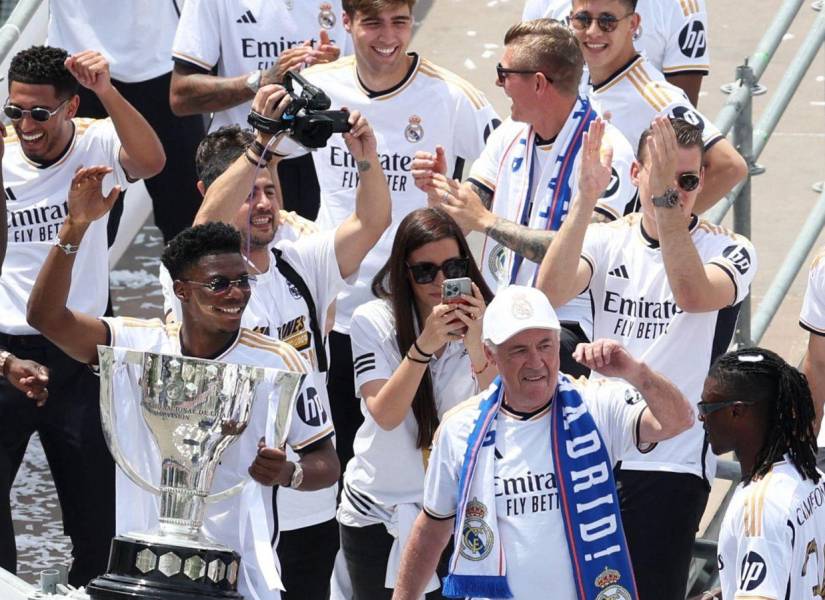 Ancelotti y el plantel del Real Madrid celebrando su título.