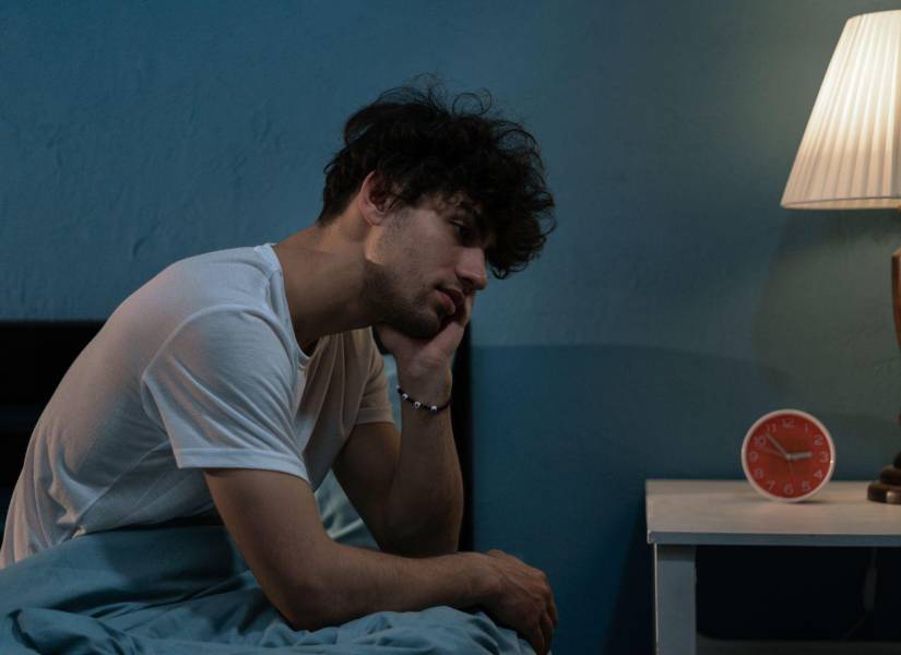 Imagen referencial: Joven con insomnio.