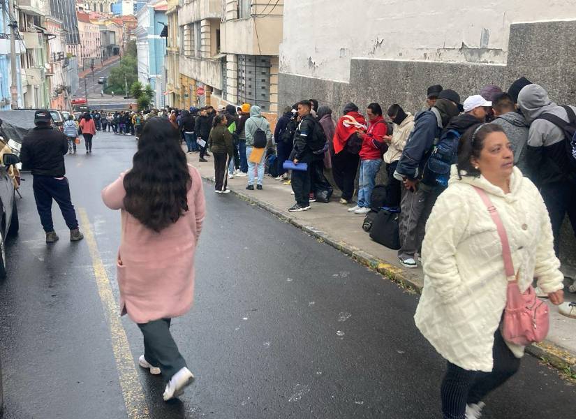 Una larga fila de jóvenes se reportó en las afueras de la Dirmov, en Quito.