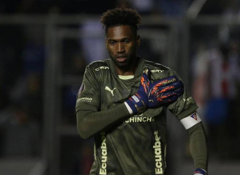 Alexander Domínguez en un partido con Liga de Quito