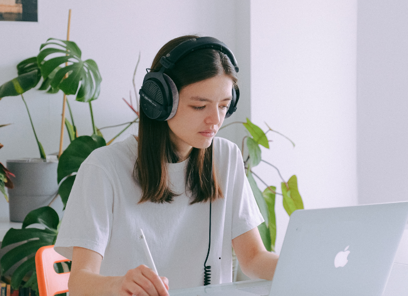 Imagen referencial de mujer realizando trabajo en su computadora portátil.
