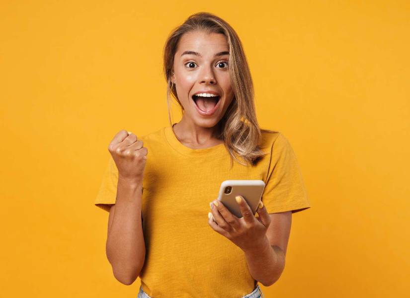 Imagen referencial de una mujer que juega en el celular.