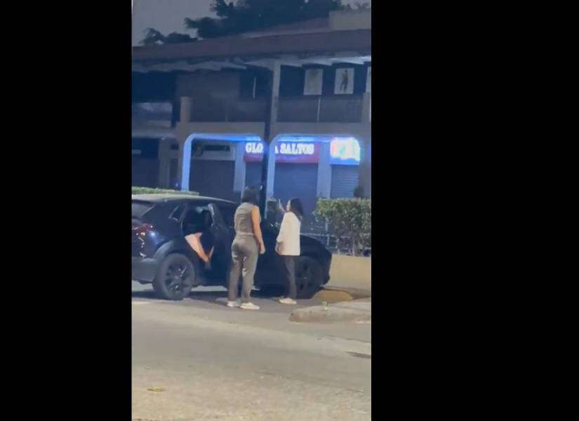 Segundos antes de la pelea entre las mujeres.