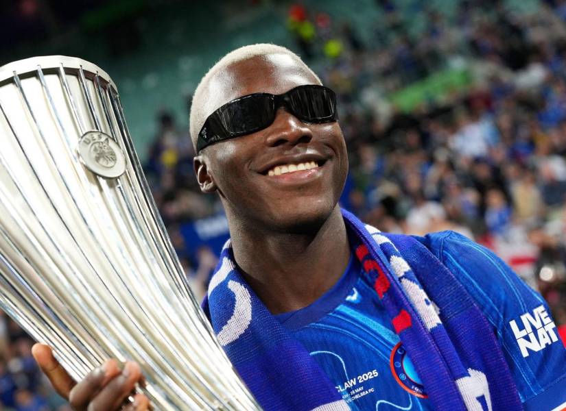 Moisés posando con el trofeo de la UEFA Conference League.