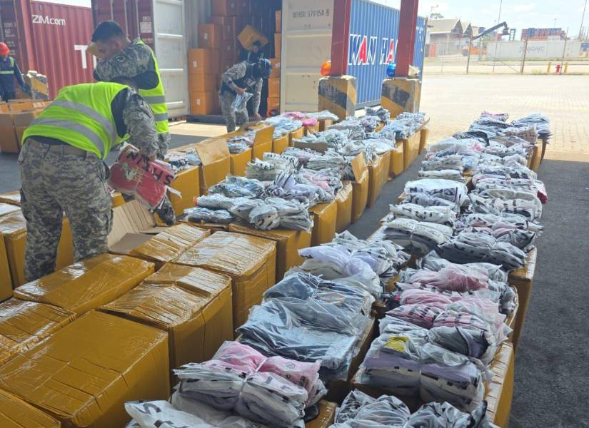 Según la declaración aduanera, la carga correspondía a mascarillas, sin embargo, en el interior se encontraron miles de prendas de vestir.