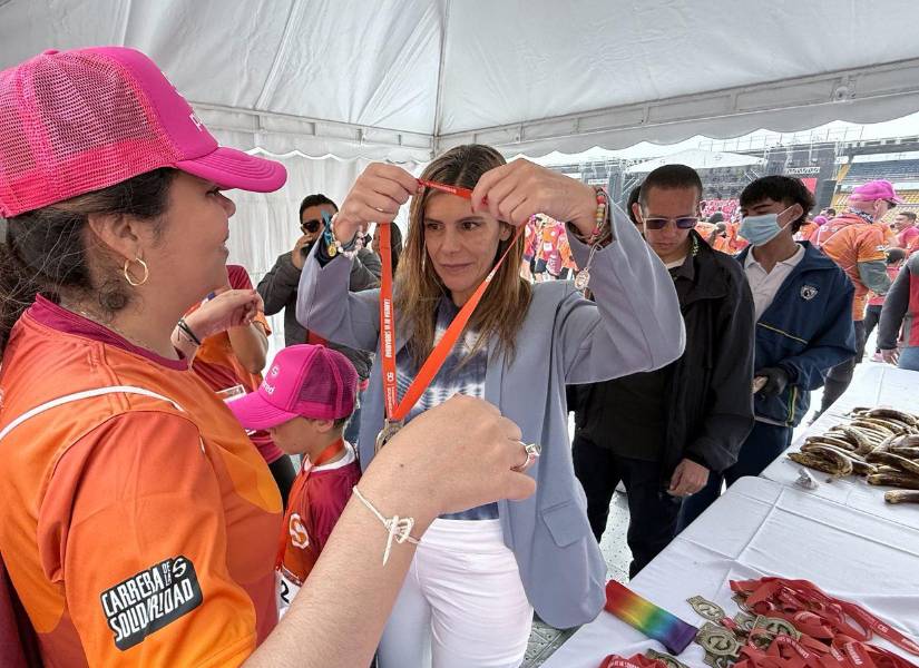 María Carolina Hoyos entregando una medalla a competidora.