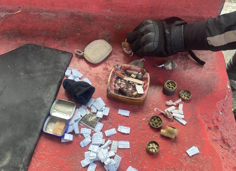 Cerca de las 07:00, en la inmediación de un colegio ubicado en el sector de El Arbolito, los uniformados hallaron varias dosis de droga.