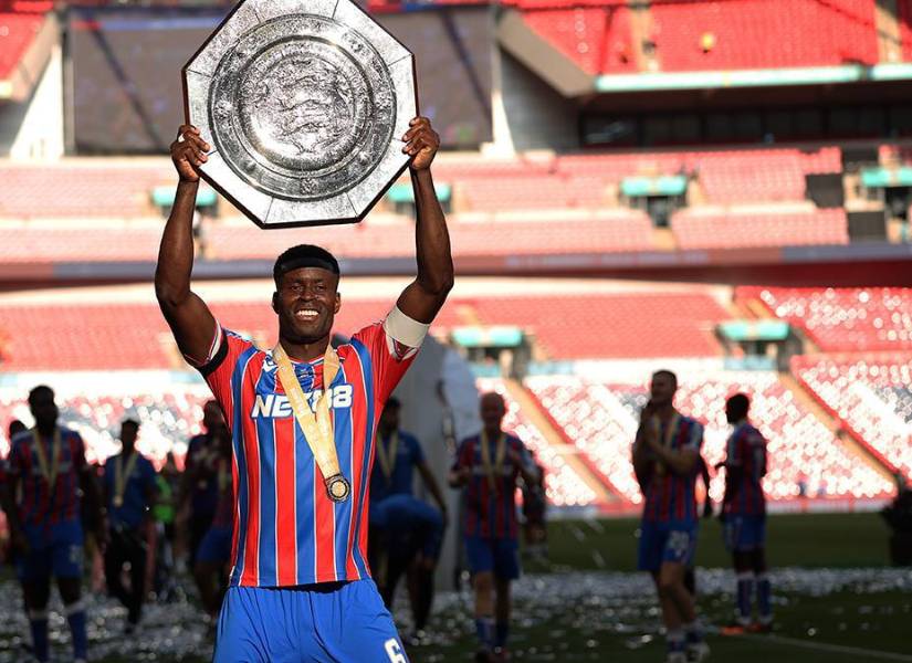 El defensor Marc Guehi con el trofeo de la Community Shield 2025