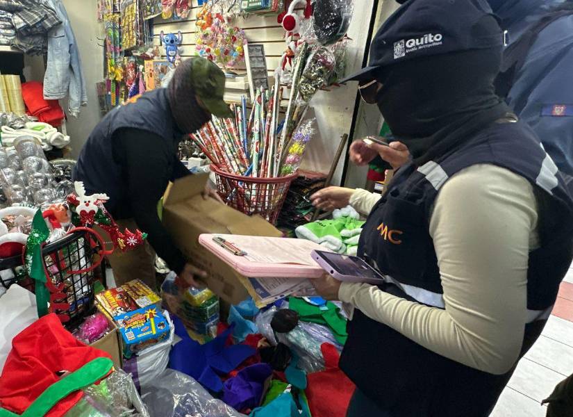 Personal de la AMC durante la intervención en el Centro Histórico de Quito.