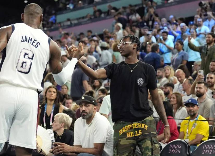 LeBron James y su hijo de 18 años, Bryce James.