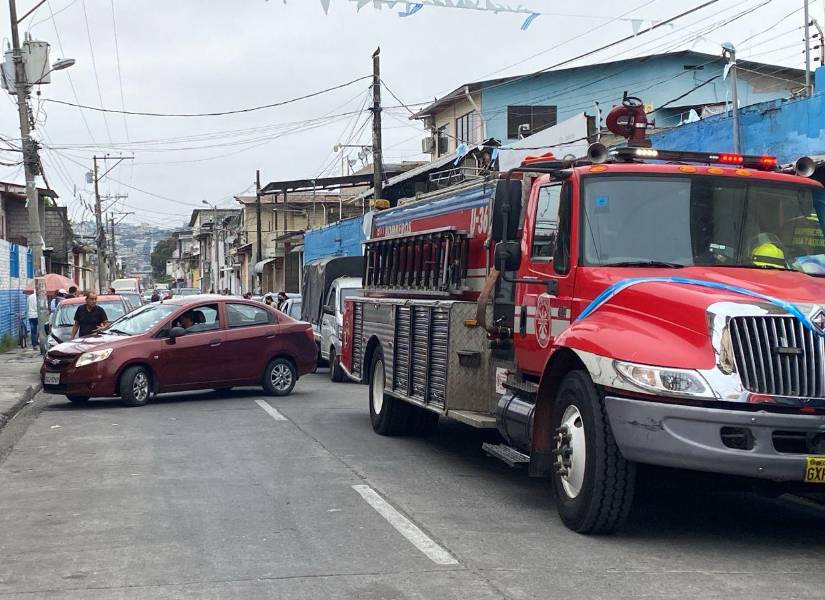 Personal del Cuerpo de Bomberos inspecciona las instalaciones.