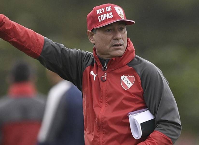 Ariel Holan dirigiendo en Independiente de Avellaneda.