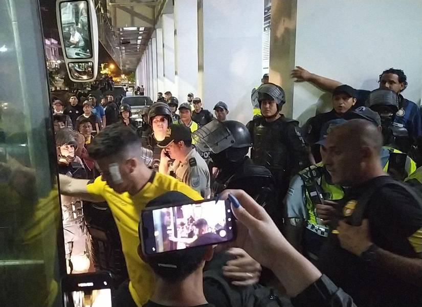 Archivo Carlos Rodríguez impacto con botella.