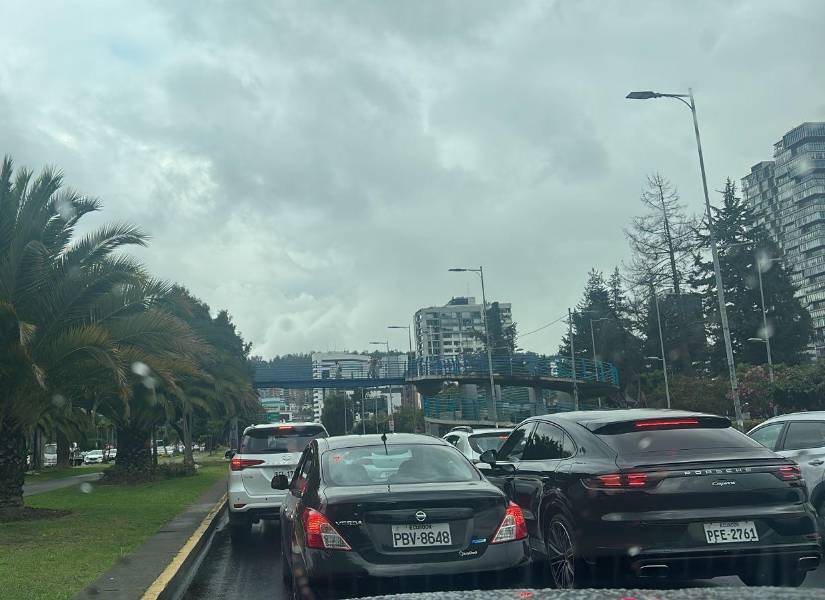 Tráfico en la avenida Naciones Unidas y calle Japón.