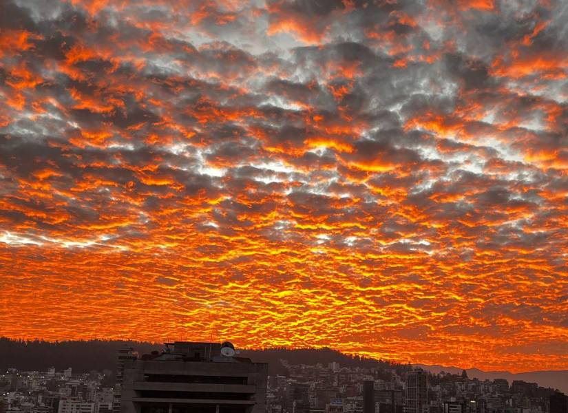 El cielo de Quito la madrugada del 23 de enero.