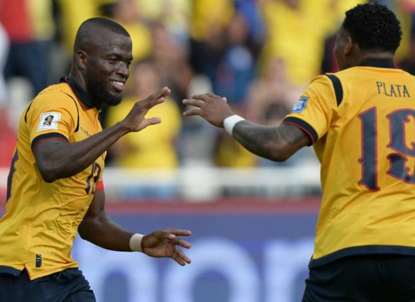 Enner Valencia y Gonzalo Plata celebran un gol de Ecuador ante Venezuela por la Fecha 13 de las Eliminatorias