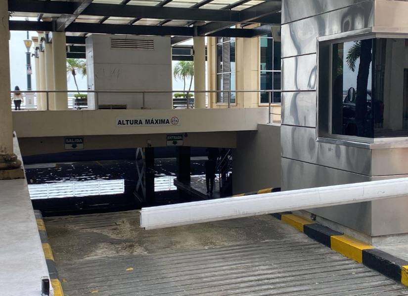 Según denuncias en redes sociales, el estacionamiento está llenándose de agua.