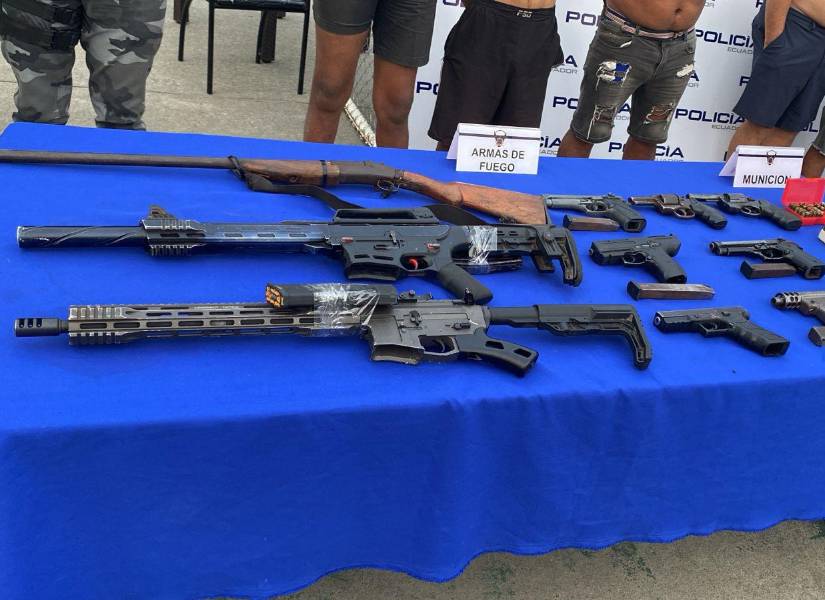 Se incautaron fusiles, subametralladoras, carabinas, pistolas y cientos de dosis de droga.