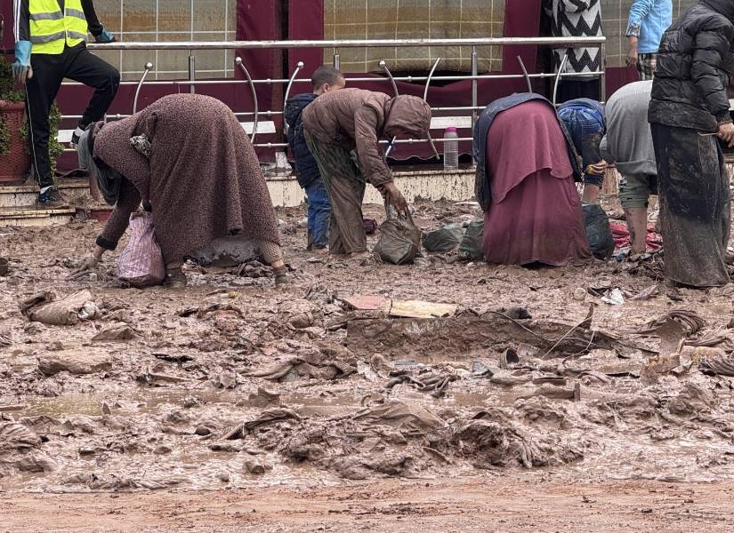 La gente limpia los escombros tras las inundaciones repentinas en la ciudad de Safi, Marruecos, el 15 de diciembre de 2025.