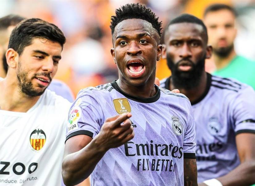 El delantero Vinícius Júnior (c), del Real Madrid, en una foto de archivo contra el valencia.
