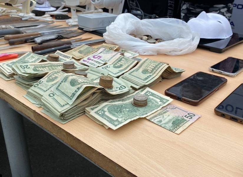 Más de USD 6 000 en efectivo fueron decomisados hoy.