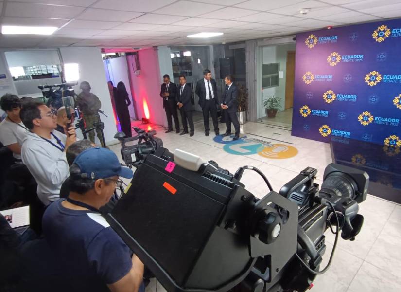 En las instalaciones de Ecuador TV está todo listo para el Debate Presidencial.