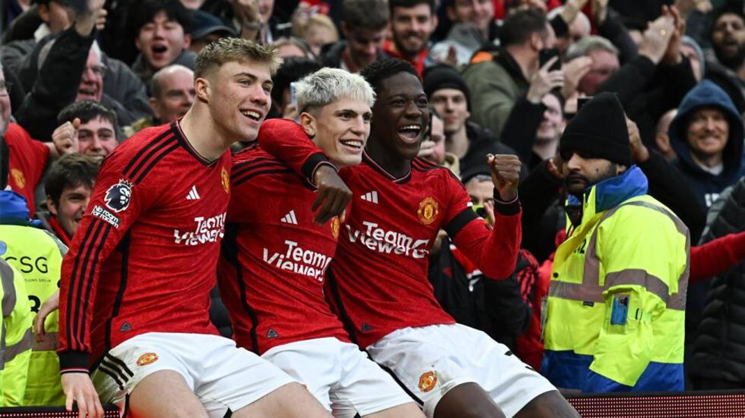 El Manchester United golea y escala en la Premier League