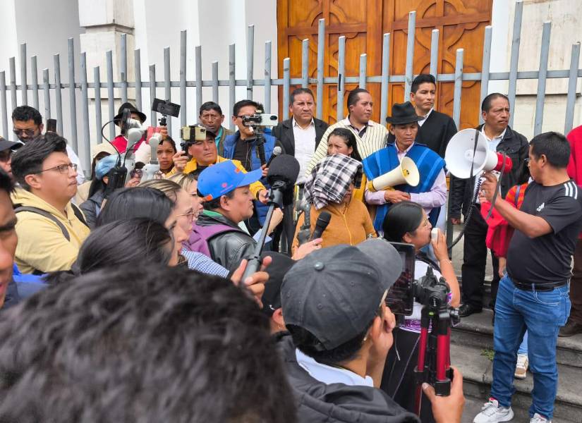 Imagen de manifestantes en la Gobernación de Tungurahua.