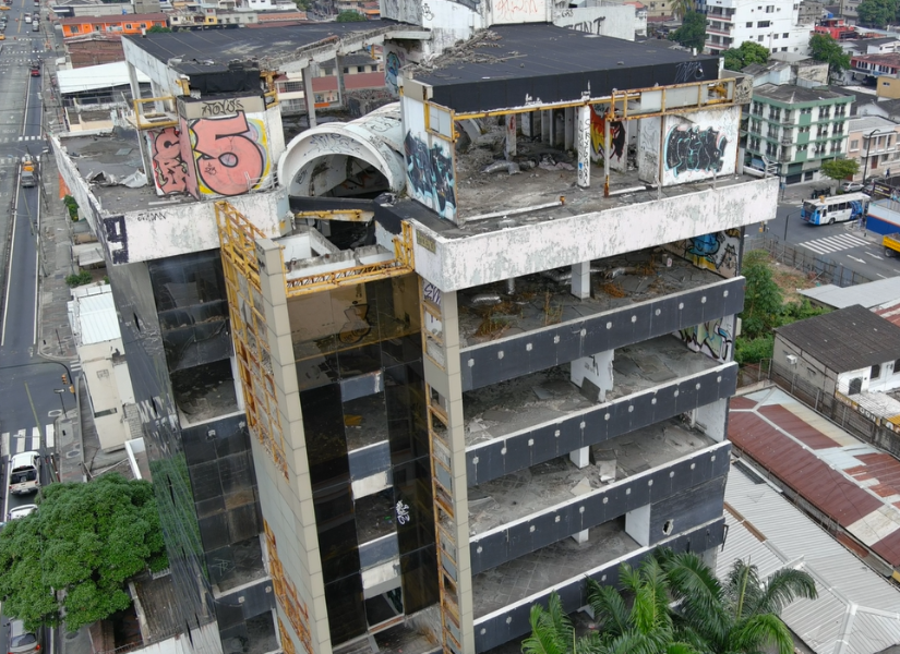 Entre las calles Luque y Tulcán, en el centro de la urbe, hay otra edificación vetusta y sin uso.