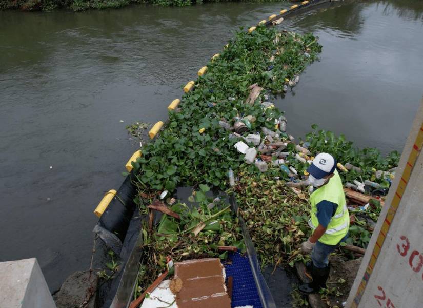 Operador de sitio de Ichthion en el Río Portoviejo, sector de Picoazá.