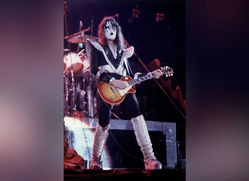 Ace debutó en la música el 18 de febrero de 1974.