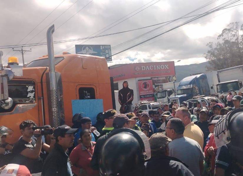 En Alóag, parroquia del cantón Mejía, hay camiones atravesados en la vía.