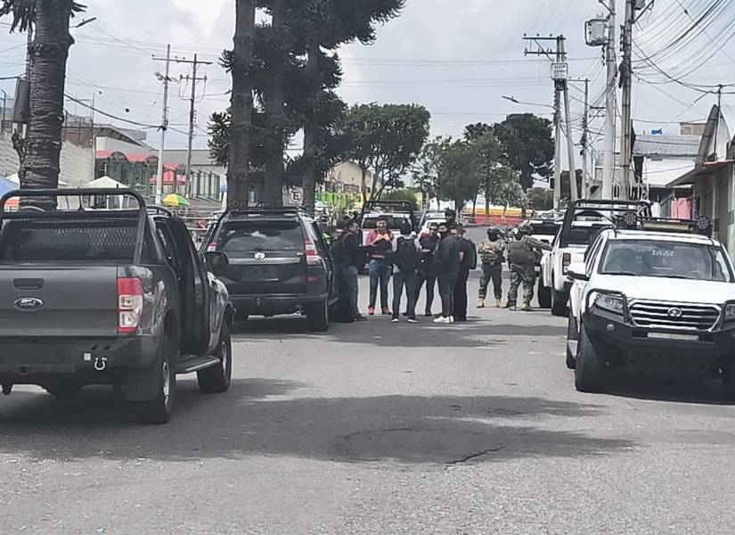 Los policías y militares en las afueras de la cárcel de Ambato.