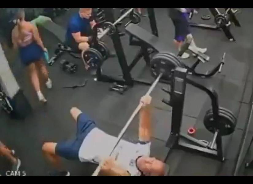 Hombre muere tras ser impactado con una barra en un gimnasio.