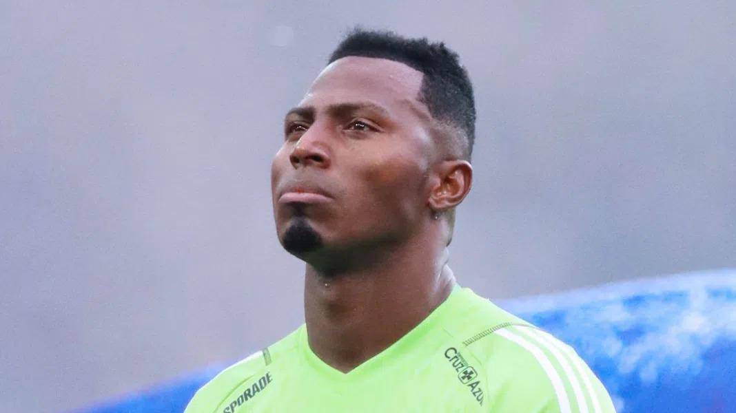 Pedro Ortíz analiza dejar Emelec ante crisis económica del club