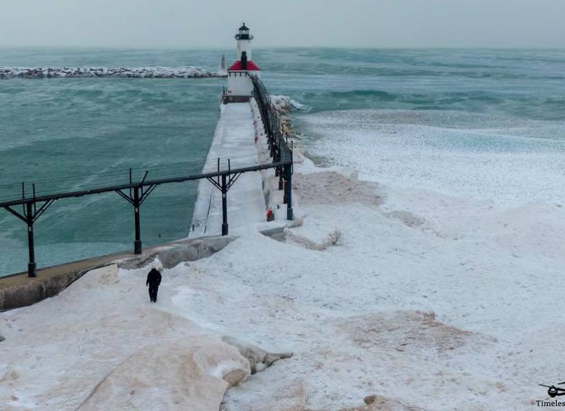 El hielo cubriendo la orilla del lago Michigan en un contraste fascinante con el cielo invernal.
