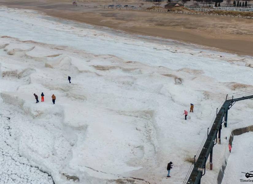 Vista aérea del lago Michigan congelado, formando un mosaico natural bajo las temperaturas extremas.