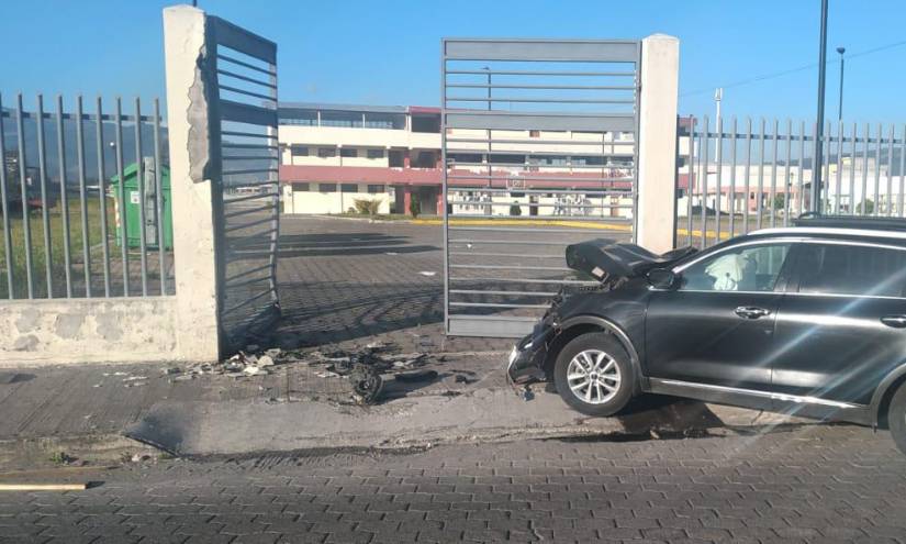 La puerta del establecimiento educativo quedó destruida tras el choque.