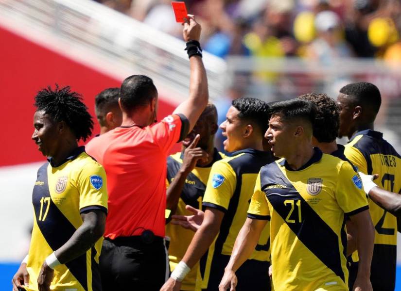 Roldán mostrándole la tarjeta roja a Enner Valencia.