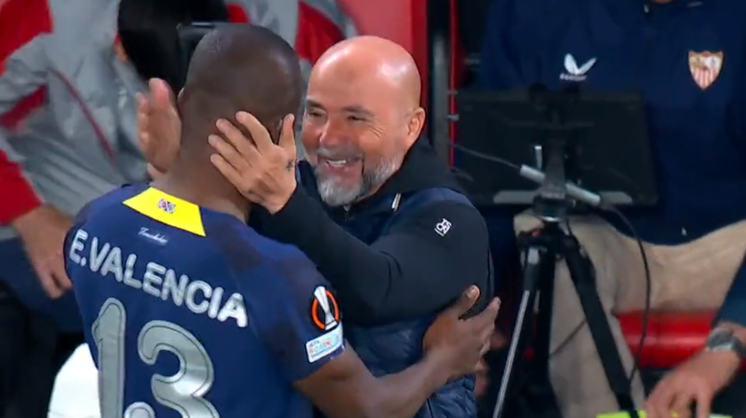 Enner Valencia se reencuentra con el entrenador que lo hizo debutar, mira el emotivo abrazo
