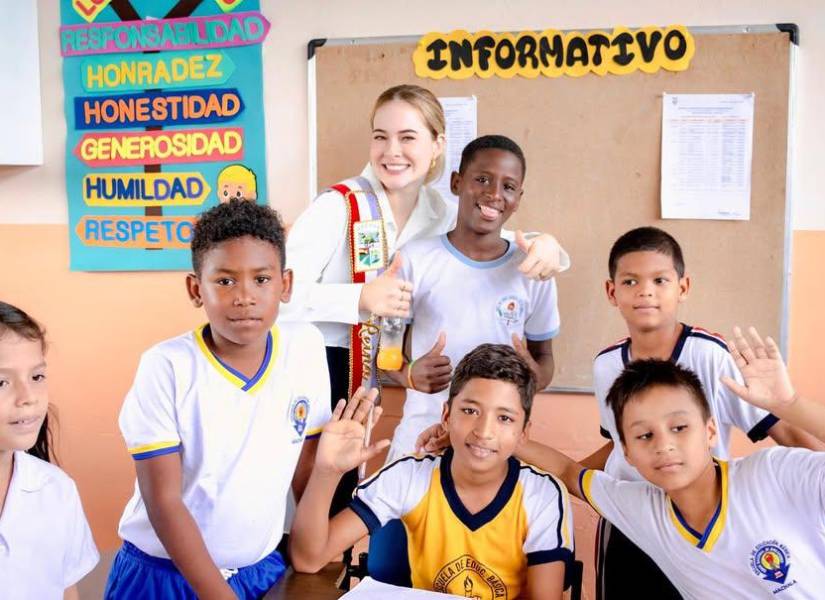 Gisselle Rosales junto a estudiantes durante su reinado en Machala.