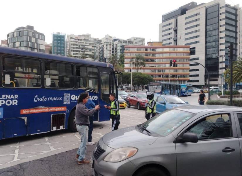 Siniestro de tránsito en la Plaza Argentina, norte de Quito.