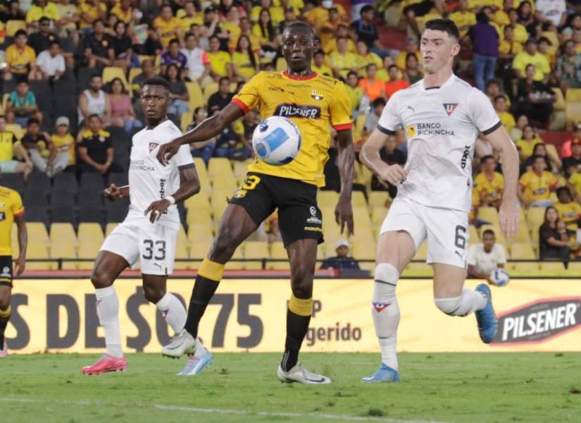 Janner Corozo, de Barcelona SC, controla una pelota en el partido ante Liga de Quito