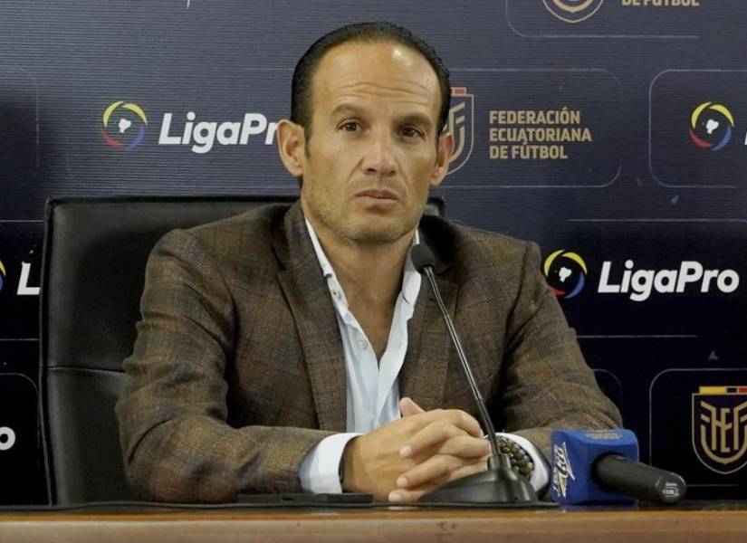 El Presidente de la Federación Ecuatoriana de Fútbol, Francisco Egas, en rueda de prensa
