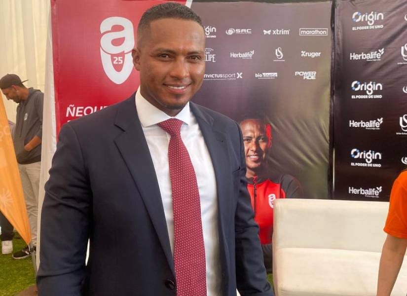 Antonio Valencia es entrenador de su propio equipo, AV25.