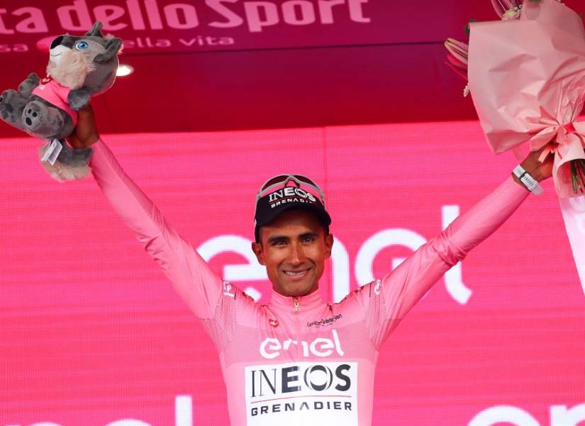 Jonathan Narváez celebrando con la maglia rosa.