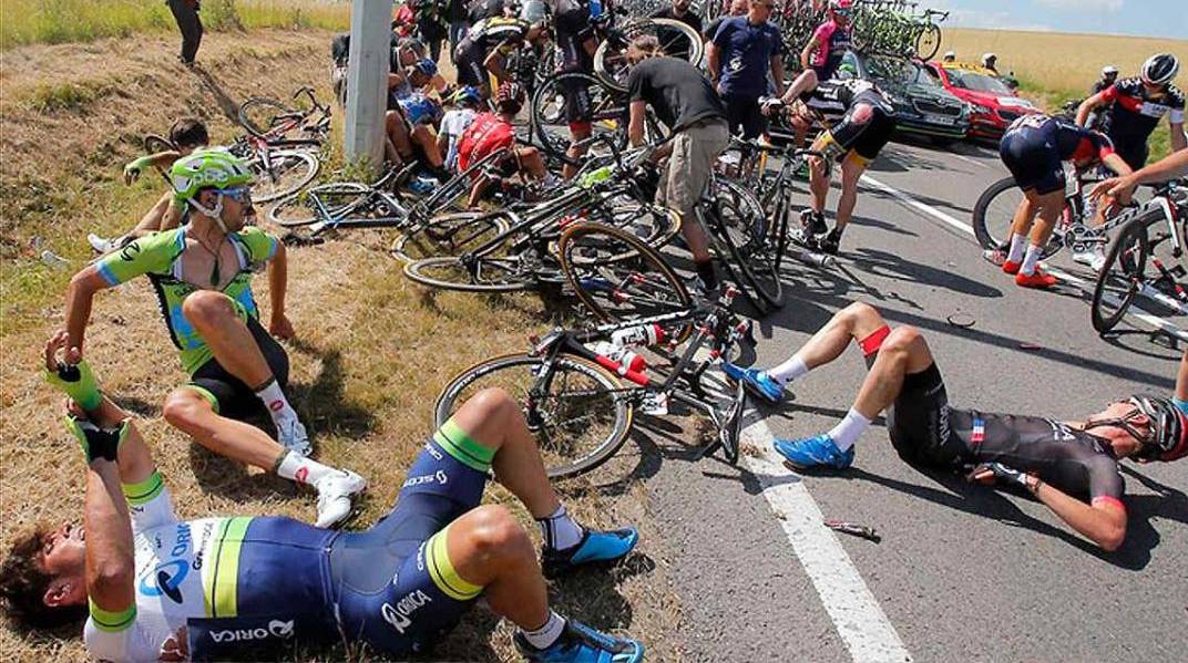 Masiva caída en el Tour de Francia generado por un aficionado