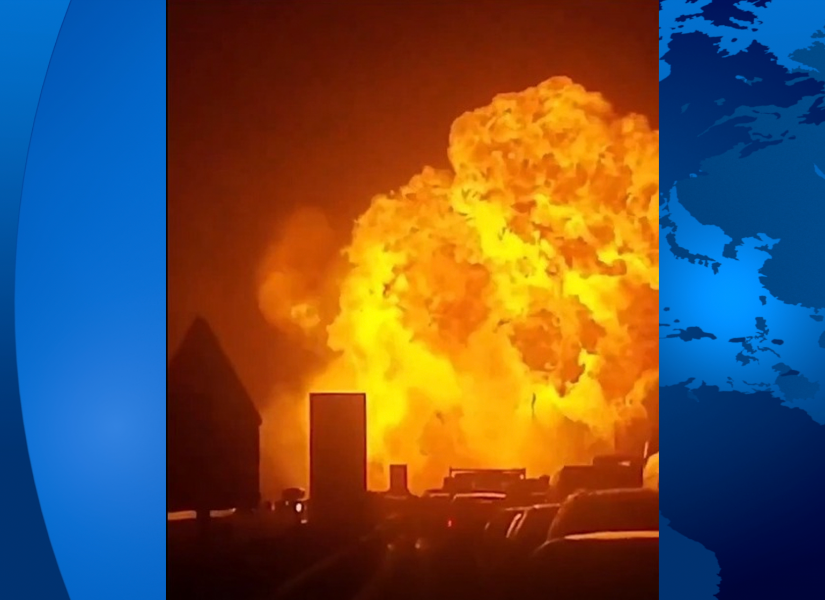 Momento de la explosión de un camión de combustible.