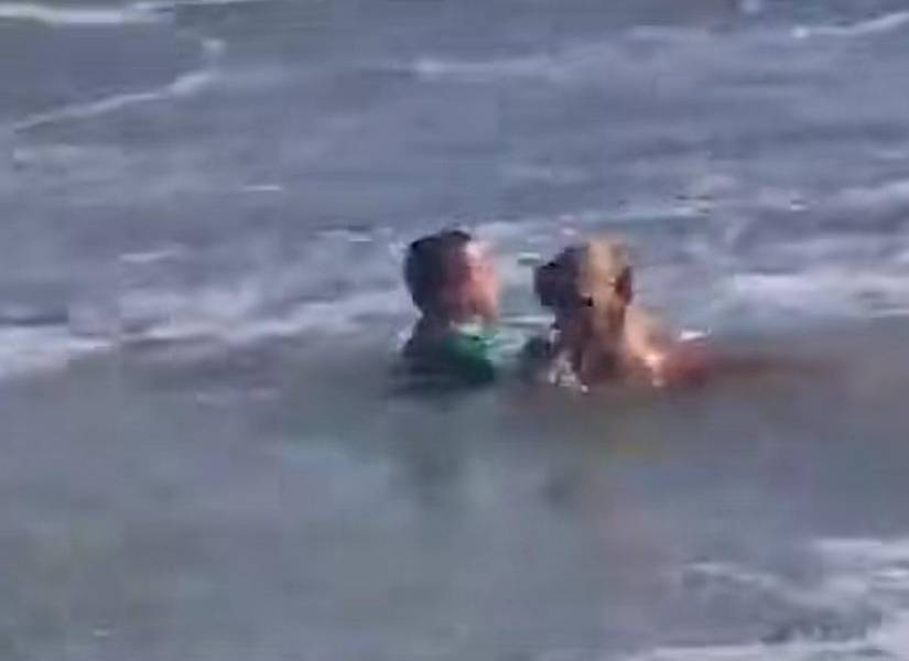 Captura del video, rescate del perro en el mar