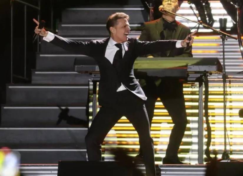 Luis Miguel durante un concierto.